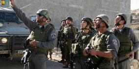 الاحتلال يخطر بهدم ثلاثة منازل و'بركس' في بلدة إذنا غرب الخليل