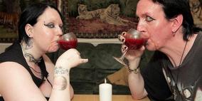 عاشقان بريطانيان يشربان دماء بعضهما