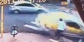 امرأة تصدمها مؤخرة سيارة وتقذفها بعيدا.. وتنجو