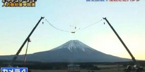 بالفيديو.. دعابة يابانية تقذف بممثل كوميدي نائم 50 متراً في الهواء