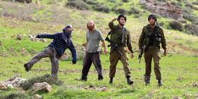 مستوطنون يقطعون أشجار زيتون في قرية راس كركر