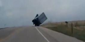 بالفيديو .. سائق شاحنة ماهر يتصدى للرياح ويجعلها تهب في صالحه