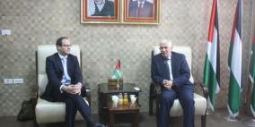 نائب القنصل البريطاني العام يزور الخليل