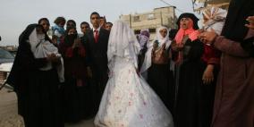 شاب يحتفل بزفافة داخل الانفاق في غزة