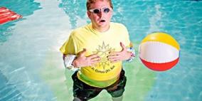 باحثون: التبول في حمامات السباحة يسبب مشاكل صحية خطيرة