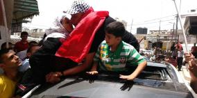 في رفح أم الشهيد تحتضن الأسير بعد عشرين عاما أمضاها في سجون الاحتلال