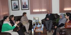 بلدية الخليل تستضيف وفدا نسويا بحرينيا وتطلعه على واقع المدينة