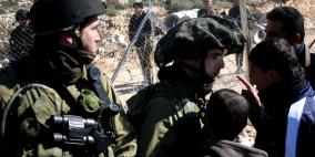 الاحتلال يعتقل طفلا ويحاصر منزلا في حلحول