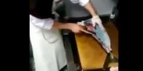 بالفيديو .. سمكة لا تفارقها الروح حتى بعد تقطيعها