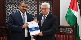 المستشار تيّم يُسلم التقرير السنوي لديوان الرقابة للرئيس عباس