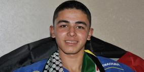 فلسطيني يتحدى الإعاقة ويتسلق جبل كلمنجارو