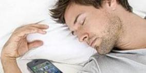 الاحتفاظ بالجوال داخل غرف النوم يسبب الأرق