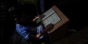 اطفال يقرأون القرآن في مسجد تميم الداري في رام الله