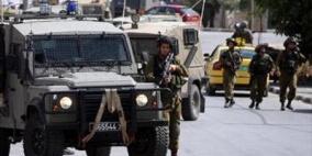 الاحتلال يحتجز معلمي 'جنبا' ويطارد العمال شرق يطا