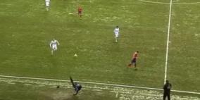 "مدرب" حاول إظهار مهاراته.. فأصبح أضحوكة للجميع