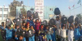 المشروبات الوطنية توزع 6000 حقيبة مدرسية في الضفة وغزة