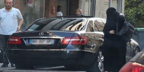 صور: عارضة أزياء ترتدي "البرقع" في باريس للتخفي