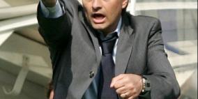 مورينيو يهاجم زوجين في المطار.. والسبب برشلونة