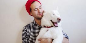 لقطات تكشف علاقة فريدة بين رجل وكلبه