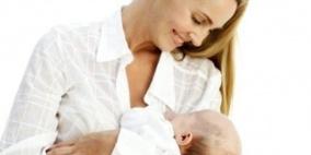 حمل الطفل والمشي به يساعد على توقفه عن البكاء وطمأنته