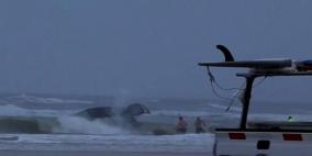 بالفيديو.. إنقاذ حامل وأطفالها من سيارة غمرتها أمواج المحيط