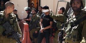 الاحتلال يعتقل فتى ويحتجز شبانا في الخليل