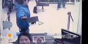 بالفيديو .. أغرب عملية سطو فاشلة تثير ضحك موظفة مصرف