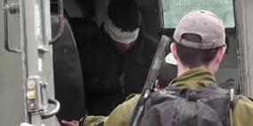 الاحتلال يعتقل ثلاثة فتية من بيت أمر والعروب شمال الخليل