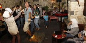 دمشقيون يحيون الليل بالرقص والغناء لنسيان الحرب