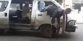 بالفيديو .. شاب من ذوي الاحتياجات الخاصة يركب حافلة أسرع من الأصحاء