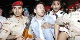 بندقية في وجه "ميسي" تثير جدلاً واسعاً