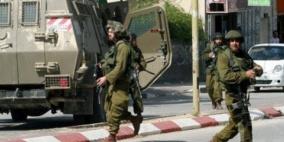 قوات الاحتلال تسلم مواطنين من بيت فجار بلاغين لمراجعة مخابراتها