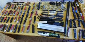 الشرطة تنفذ حملة على المحلات والبسطات التي تبيع السلاح الابيض في طولكرم