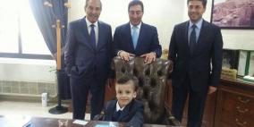 صور: النائب المسلماني يستقبل الطفل الدوابشة تحت قبة البرلمان