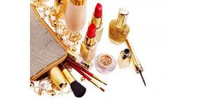 كيف تجددين حقيبة المكياج في فصل الصيف؟