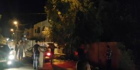 مواطنون يتجمعون في منزل الشهيد حلبي خشية من اقدام الاحتلال على هدمه