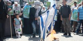 حرق العلم الاسرائيلي في مدينة رام الله قبل قليل قرب  خيمة الاعتصام للتضامن مع الاسرى.