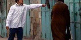 شاب يهودي يرشق فتاة مقدسية بـ'الكلور'