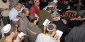 مئات المستوطنين يقتحمون "قبر يوسف" بحماية الجيش الاسرائيلي