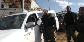 بالصور: قوات الاحتلال تشن حملة تباليغ لعدد من المنازل في بيت امر