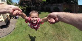 رفع الطفل من ذراعه يزحزح مفاصله