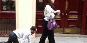 بالفيديو.. "الرجل الكلب" في شوارع لندن