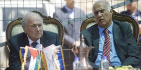 بلاتر والرجوب يفتتحان ملعبا لكرة القدم في قرية دورا القرع