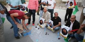 افطار امام سجن عوفر الاحتلالي بالماء والتمر اسنادا للاسرى المضربين عن الطعام