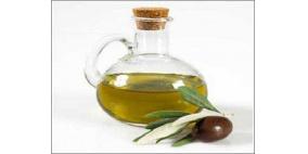 الجمعية الخيرية توزع زيت زيتون على مئات الأُسر في الخليل