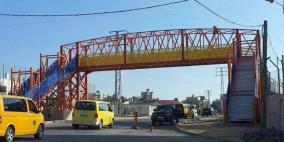 شبان يغلقون الشارع الرئيسي بالقرب من مخيم الجلزون