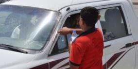 في الخليل: أطفال بعمر الزهور .. مع كرتونة بضاعة وحلم بالتجارة