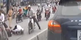 بالفيديو .. شرطي يضرب سائق دراجة نارية لم يخالف قواعد المرور