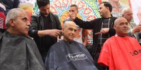 صحفيون ونشطاء يحلقون رؤوسهم ويعلنون الاضراب دعما للاسرى