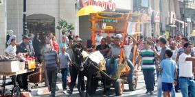 عربة يجرها حمار باللون البرتقالي لنقل الركاب في مشهد احتجاجي ضد الغلاء